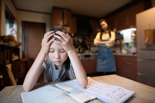 anak tidak boleh diancam, dampak mengancam anak, pola komunikasi positif, parenting tanpa ancaman, ancaman pada anak, cara mendisiplinkan anak, parenting ibu muda, komunikasi efektif dengan anak, cara bicara yang baik ke anak